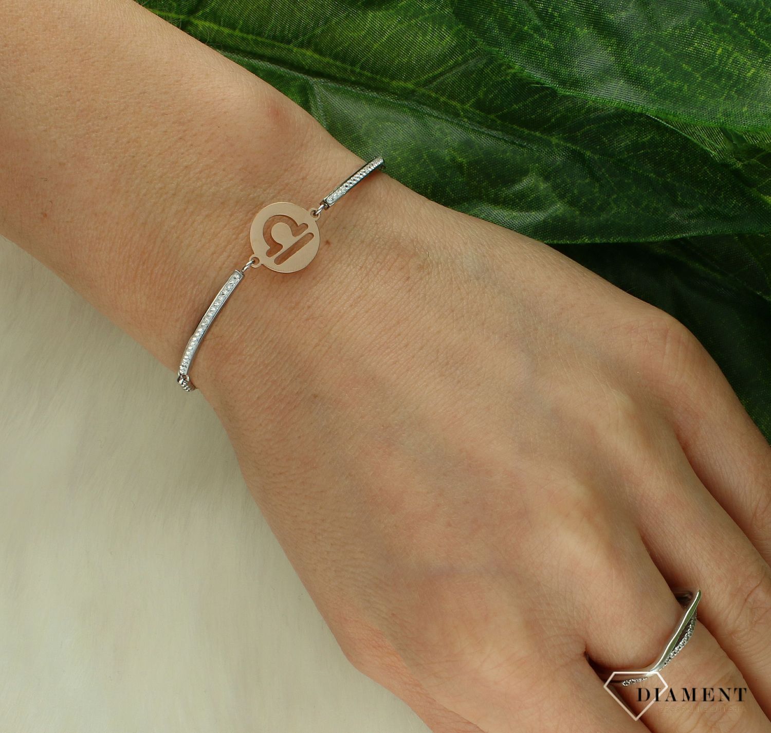 Bransoletka damska znak zodiaku Waga Nomination Italy Milleluci rosegold 028014 007 z kolekcji Zodiaco. Wykonana ze stali szlachetnej, zdobiona mieniącymi się, błyszczącymi cyrkoniami pave oraz zawieszką ze znakiem zodiaku WAGA w kolorze różowe.jpg